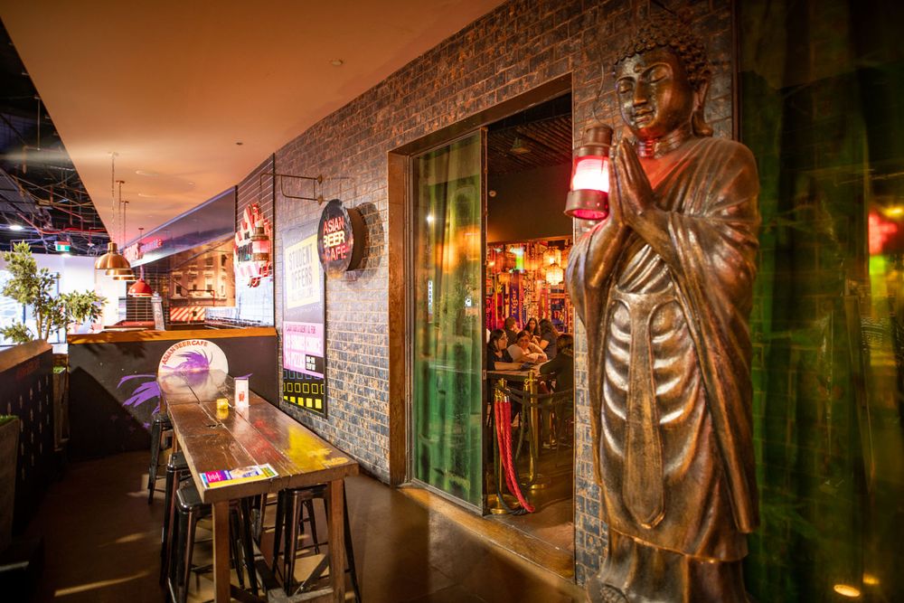 Murals and booths in the dining room